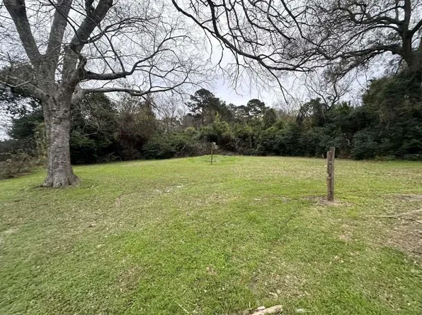 2609 Montgomery Rd, Huntsville, TX 77340