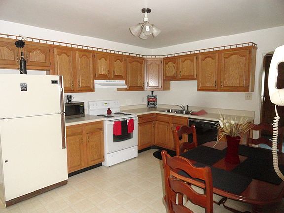 2nd image of 1901 Oakwood Dr