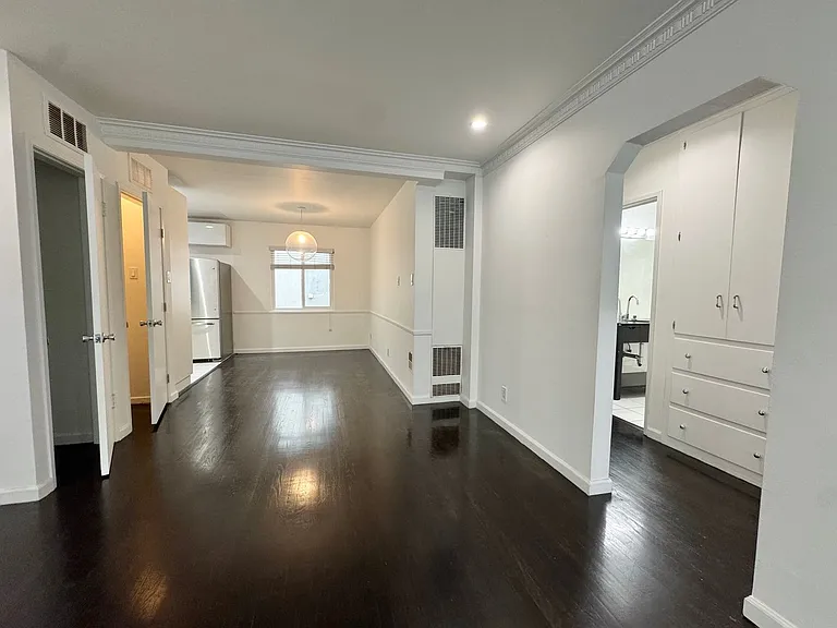 307 S Clark Dr — Photo 6