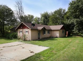 51 S Clover St, Kent City, MI 49330