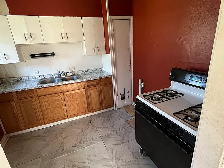 1215 W Morton St — Photo 3
