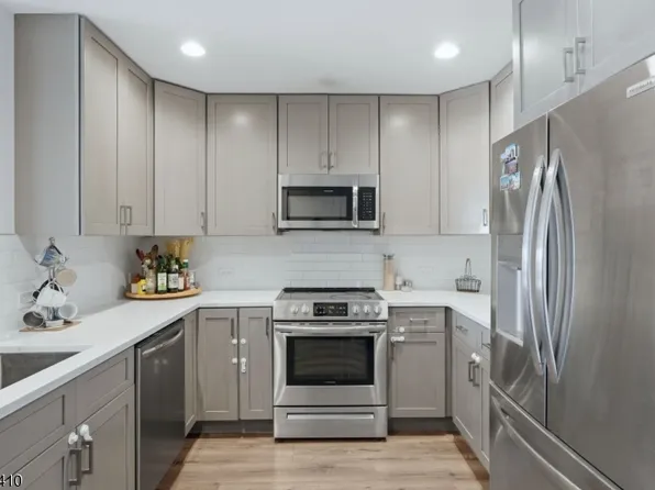 1 Carriage City Plz #804, Rahway City, NJ 07065