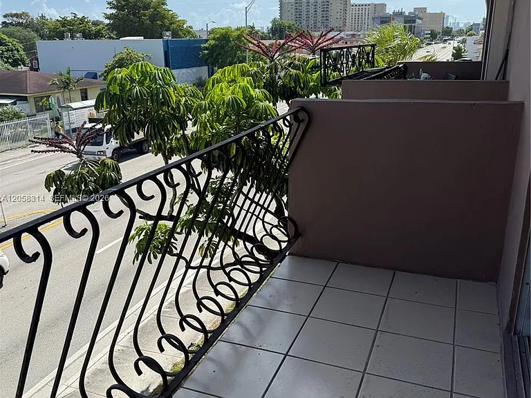 10 SW 45th Ave #33 — Photo 4