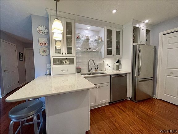 4th image of 32 Brookfield Ln Unit 1