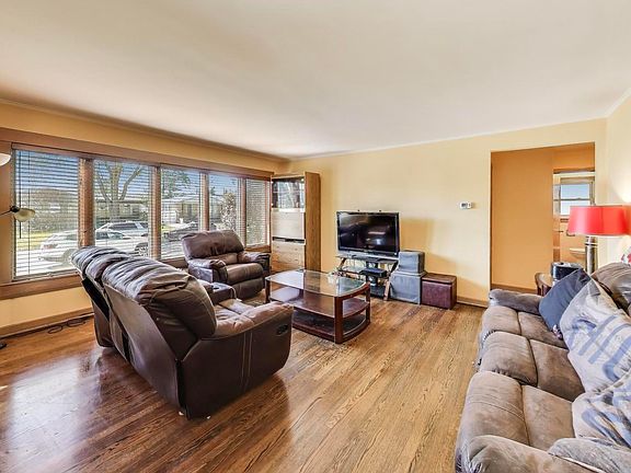 3rd image of 6936 W Oakton Ct