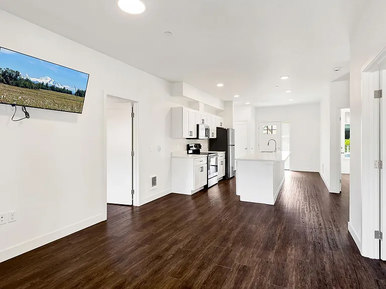 619 E Myrtle St — Photo 17