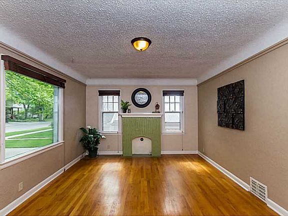 3rd image of 121 Avenue D