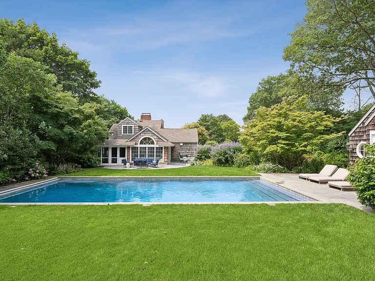 20 Quogue St — Photo 23