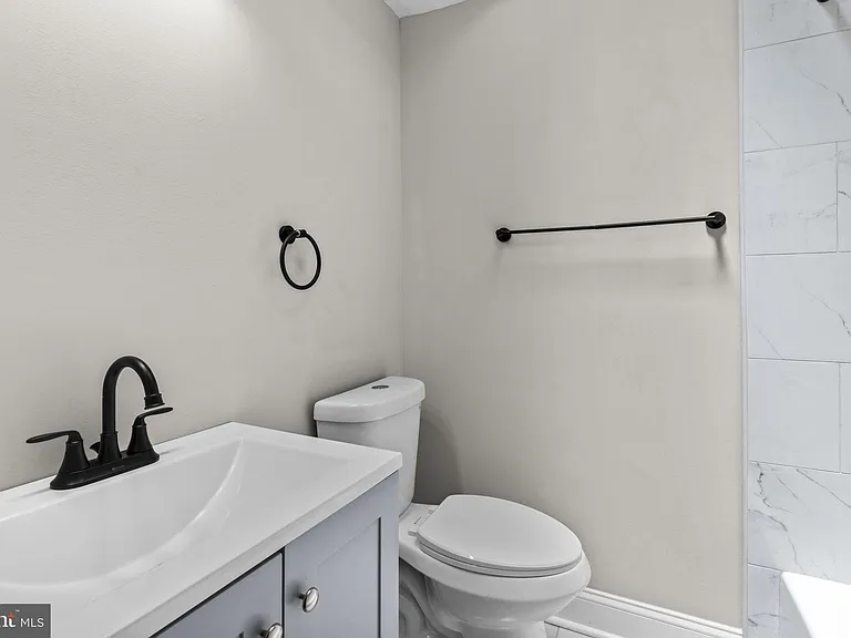 1072 Tremont Dr — Photo 15