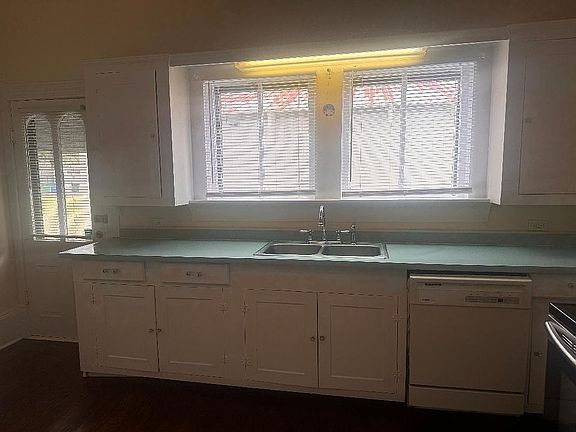 2nd image of 210 W Oak St