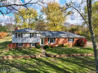 550 Rose Center Rd, Holly, MI 48442