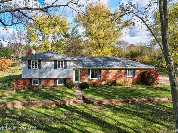 550 Rose Center Rd, Holly, MI 48442