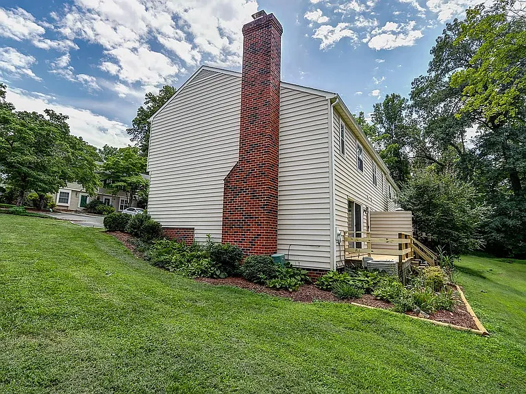 1421 Ashbourne Dr — Photo 2