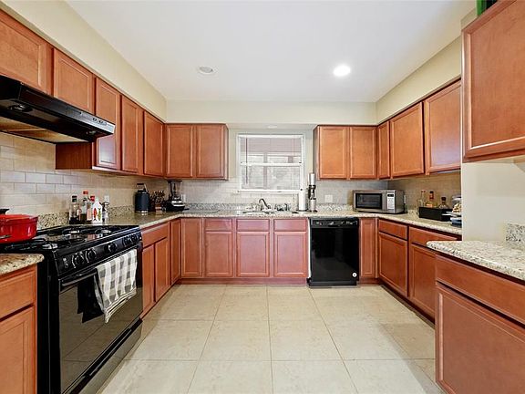 4th image of 9825 Pine Lake Dr