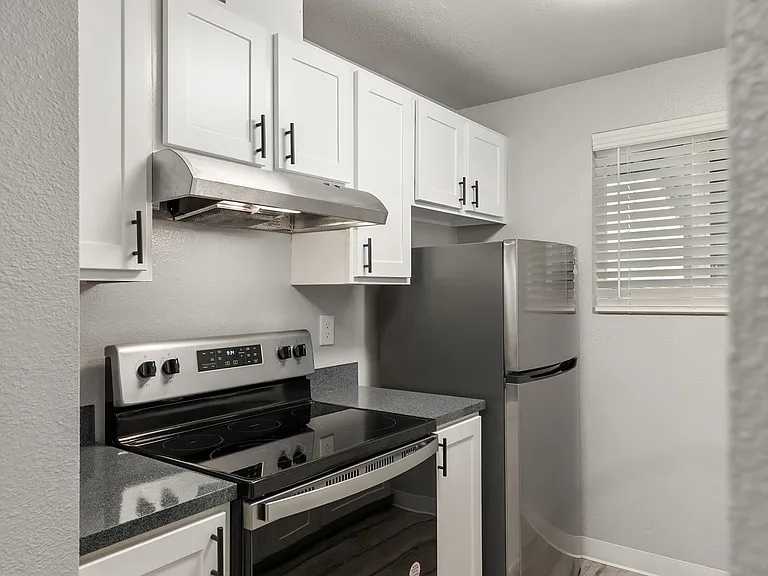 2550 N Vassault St — Photo 25