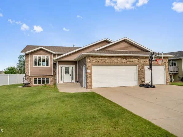 3611 Woodbend Dr SE, Mandan, ND 58554
