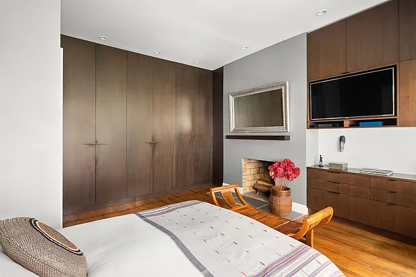 Sold by Douglas Elliman | media 10