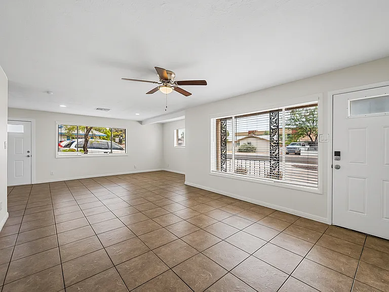 5924 W Seldon Ln — Photo 4