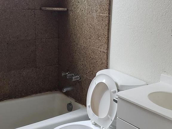 3rd image of 4029 Will Rogers Dr APT 6