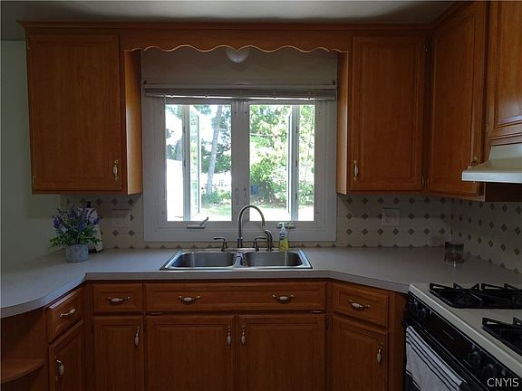 5th image of 11 Gifford Dr