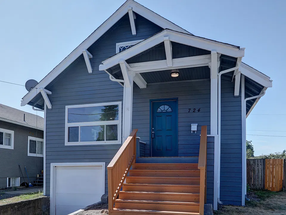 724 4th St SE