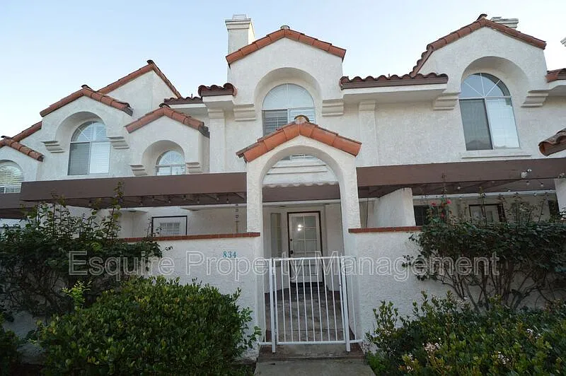 3 bed, 2.5 bath, 1901 sqft, $3,795 — Photo 2