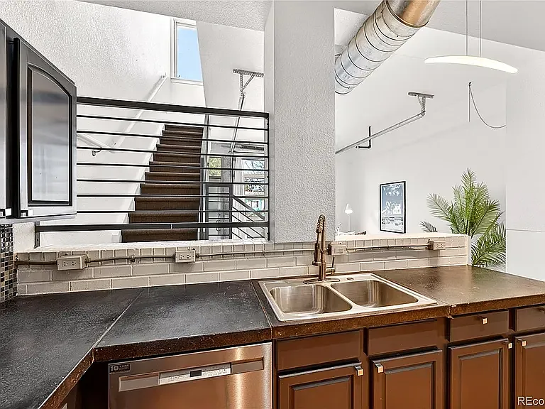 1421 Oneida St #7 — Photo 10