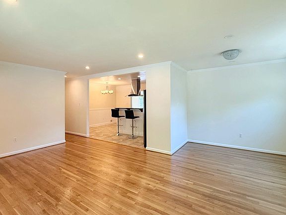 4th image of 100 James Dr SW