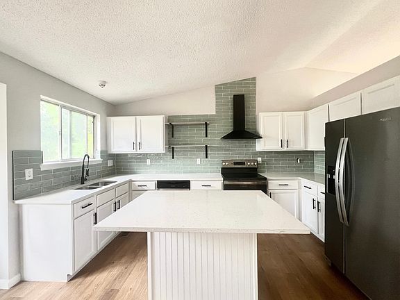 2nd image of 9548 Castle Ridge Cir