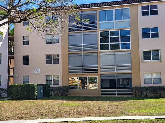 3rd image of 2811 Somerset Drive #404