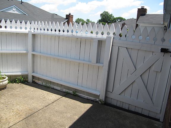 4th image of 8607 Forest Way Dr