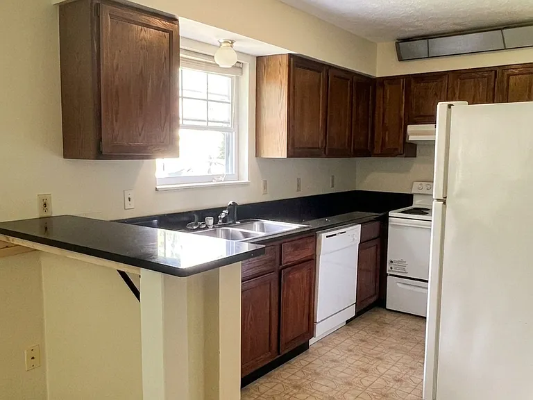Kitchen with breakfast bar