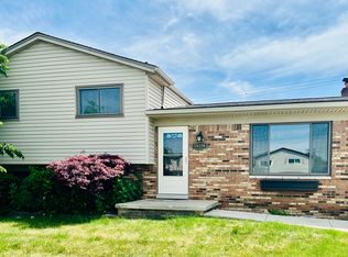 39326 Roland Dr, Sterling Heights, MI 48310
