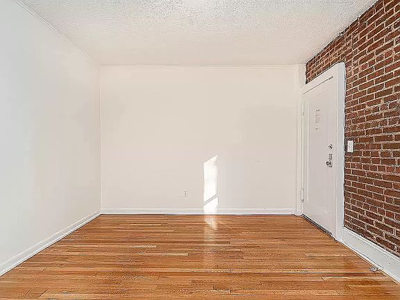 3rd image of 2170 Crescent St APT A7