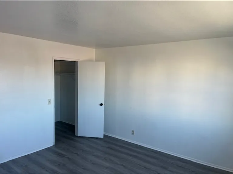513 W Queen St #7 — Photo 4