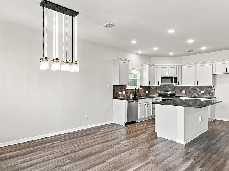 2827 Fox River Dr — Photo 12