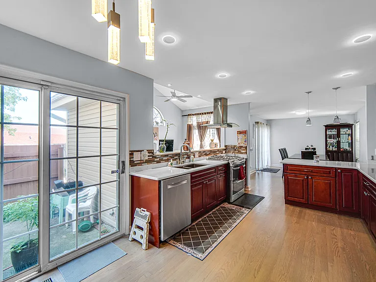 2033 N Evergreen Ave — Photo 13