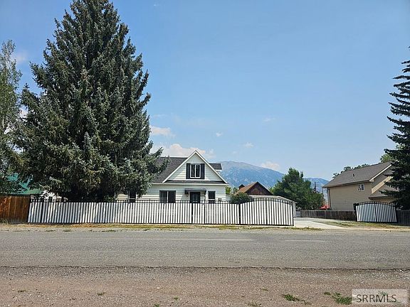 3rd image of 212 Pine St