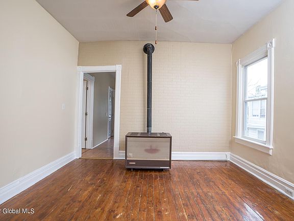 4th image of 8 Amity St