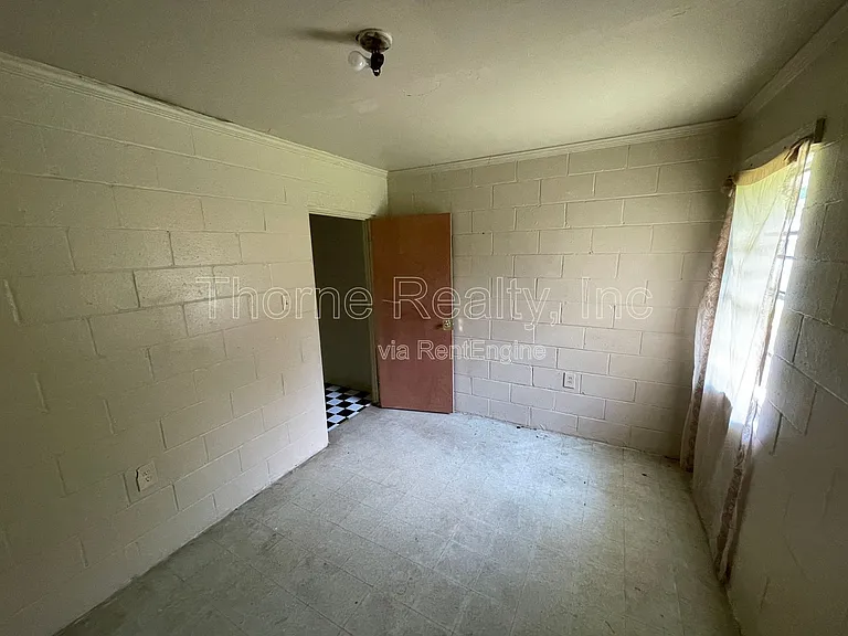 415 Rocky St — Photo 10