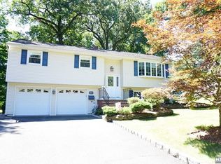 16 Stuckler Ln, Wayne, NJ 07470