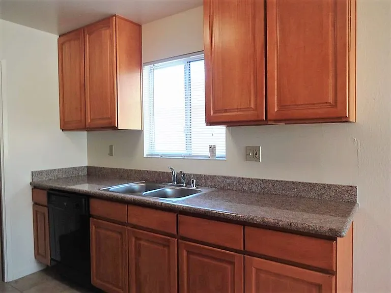 391 College Ave #E — Photo 8