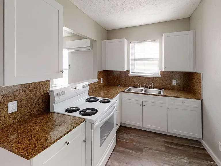 1305 E Brazos St — Photo 4