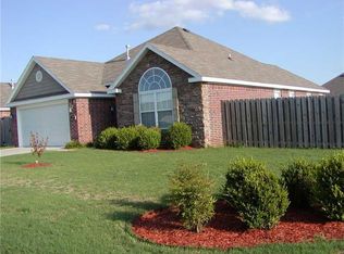 200 E Southpointe Ave, Rogers, AR 72758