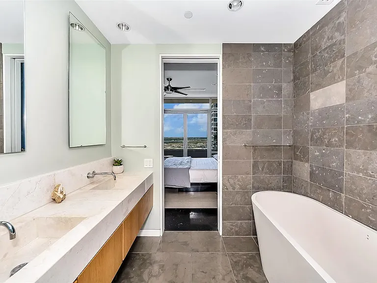 2430 Victory Park Ln #1802 — Photo 19
