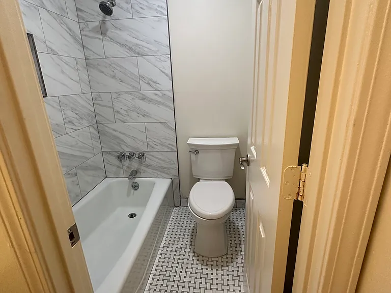 2905 Burch Ave #8 — Photo 33