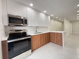 3514 W 76th St, Hialeah, FL