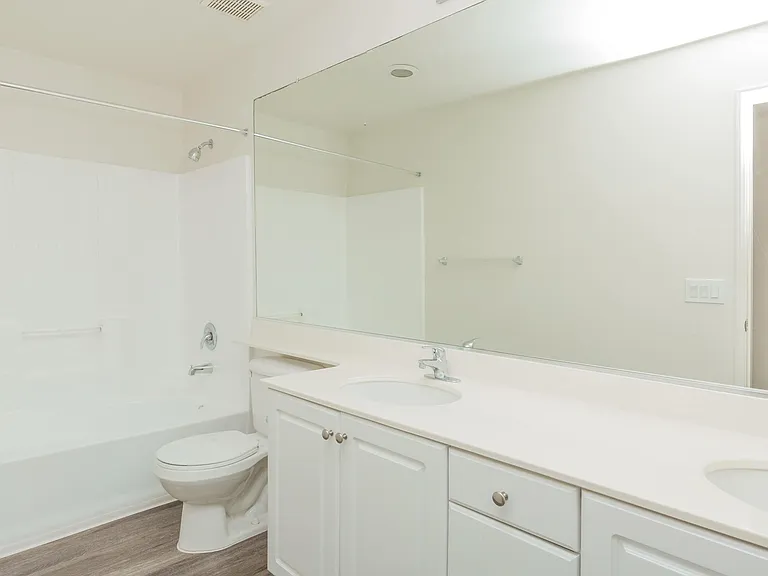 Laurel Glen Apartment Homes — Photo 20