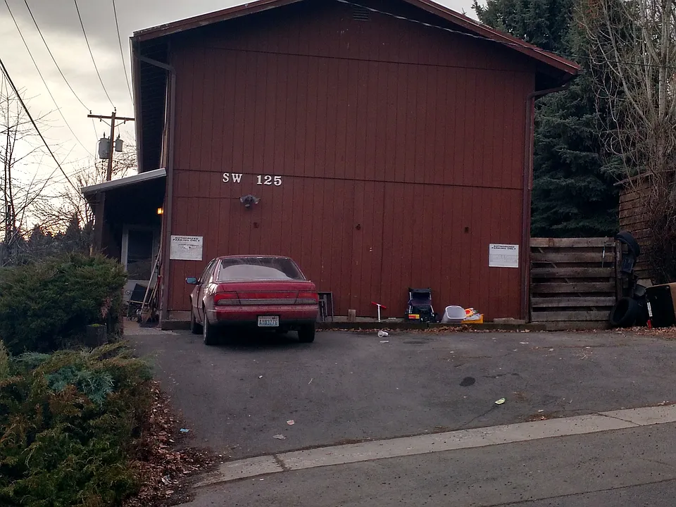 125 SW McKenzie St #2