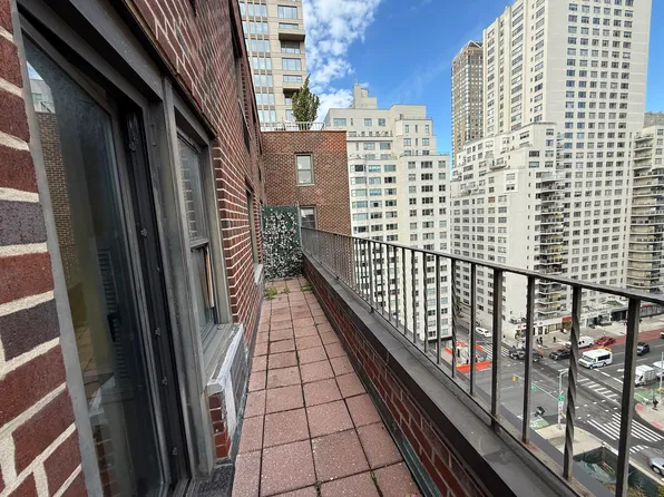 301 East 62nd Street image 2 of 22